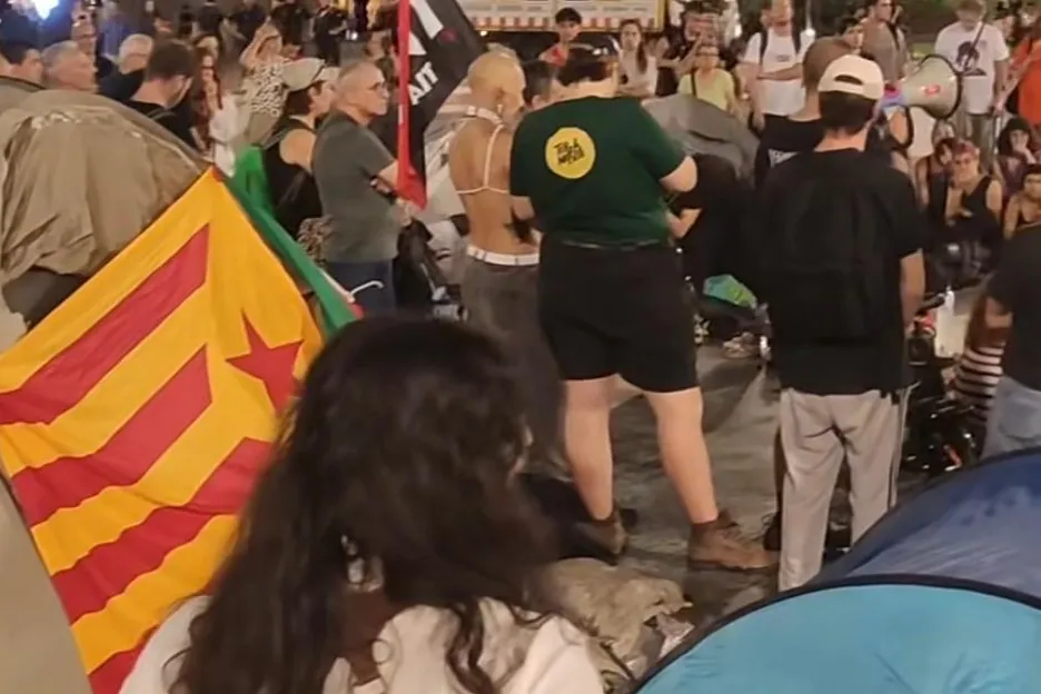 Primeros acampados por la vivienda en la plaza Catalunya de Barcelona, el epicentro del 15-M catalán: "Esta lucha debe surgir de la autogestión personal"