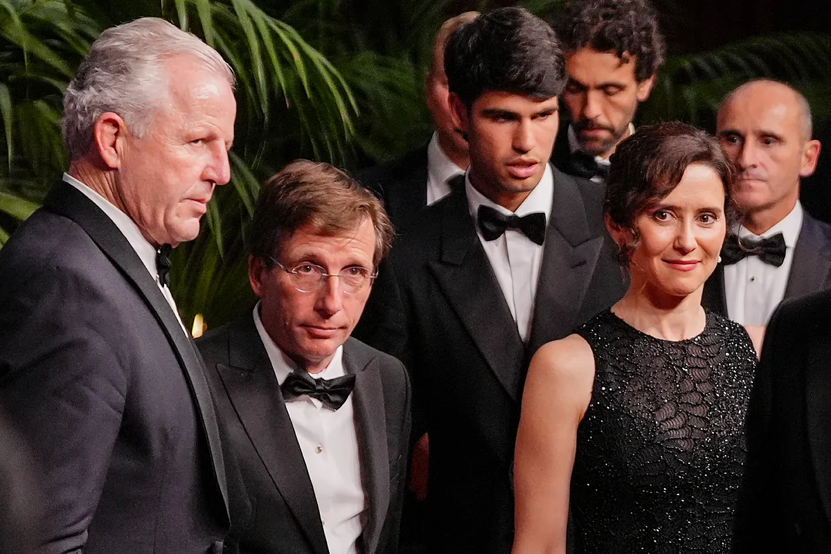 Cinco minutos de autógrafos y selfis de Ayuso, la gran duda del premiado Alcaraz y la 'reparición' de Kroos en los Laureus: "Toni, estás para jugar"