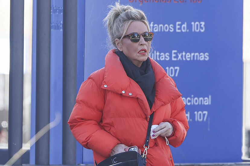 Lydia Lozano rompe a llorar en plena calle al ser preguntada por el estado  crítico de su marido tras una operación: "La lucha continúa"