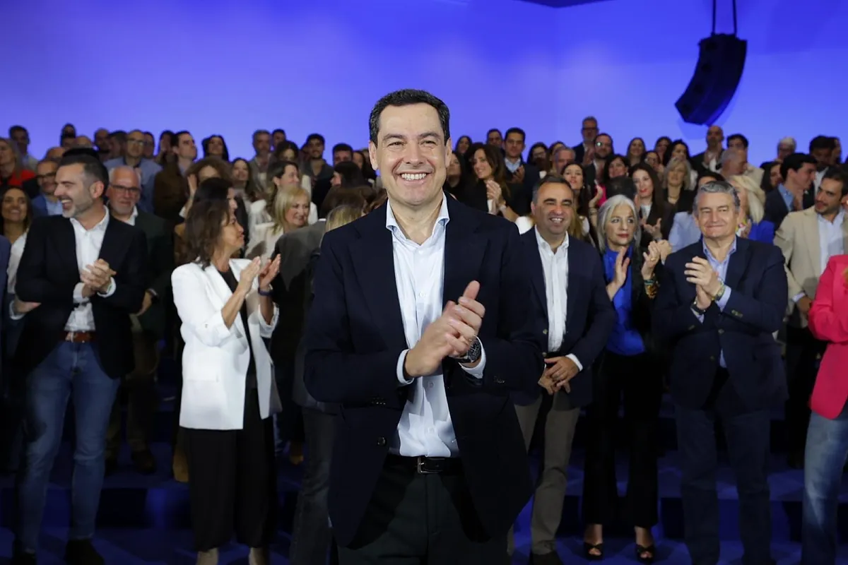 Juanma Moreno equipara al PSOE con Vox porque "no tienen opciones de gobernar" y "solo vienen a romper la estabilidad" de Andalucía