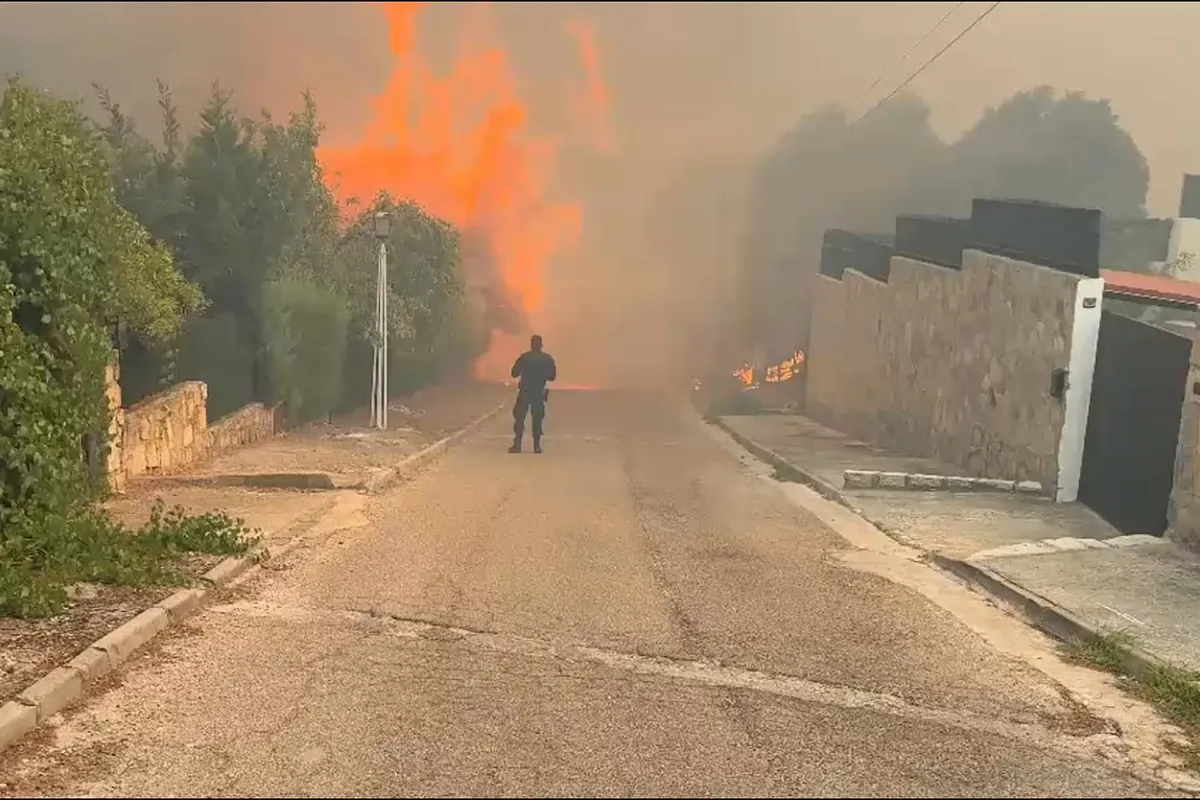 El fuego llega ya a las casas de Pelayos de la Presa y Villa del Prado: "¡Esta vía se corta ya!"