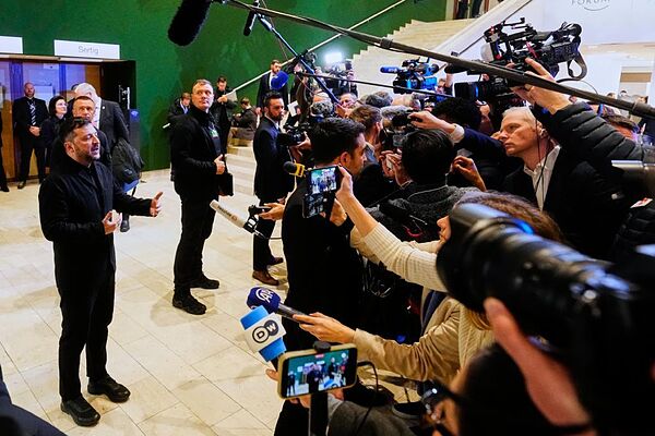 Zelenski responde a los periodistas en Davos