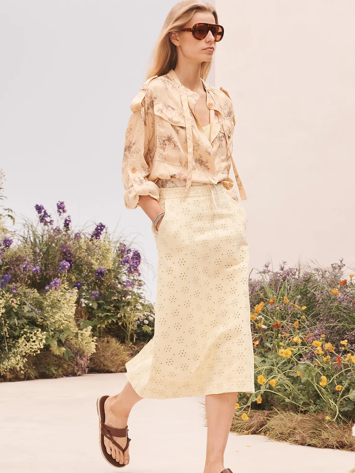 Pantalones cargo satinados y chaquetas utilitarias con flores: la moda 'militar' se pone romántica, de Zara a Bimba y Lola