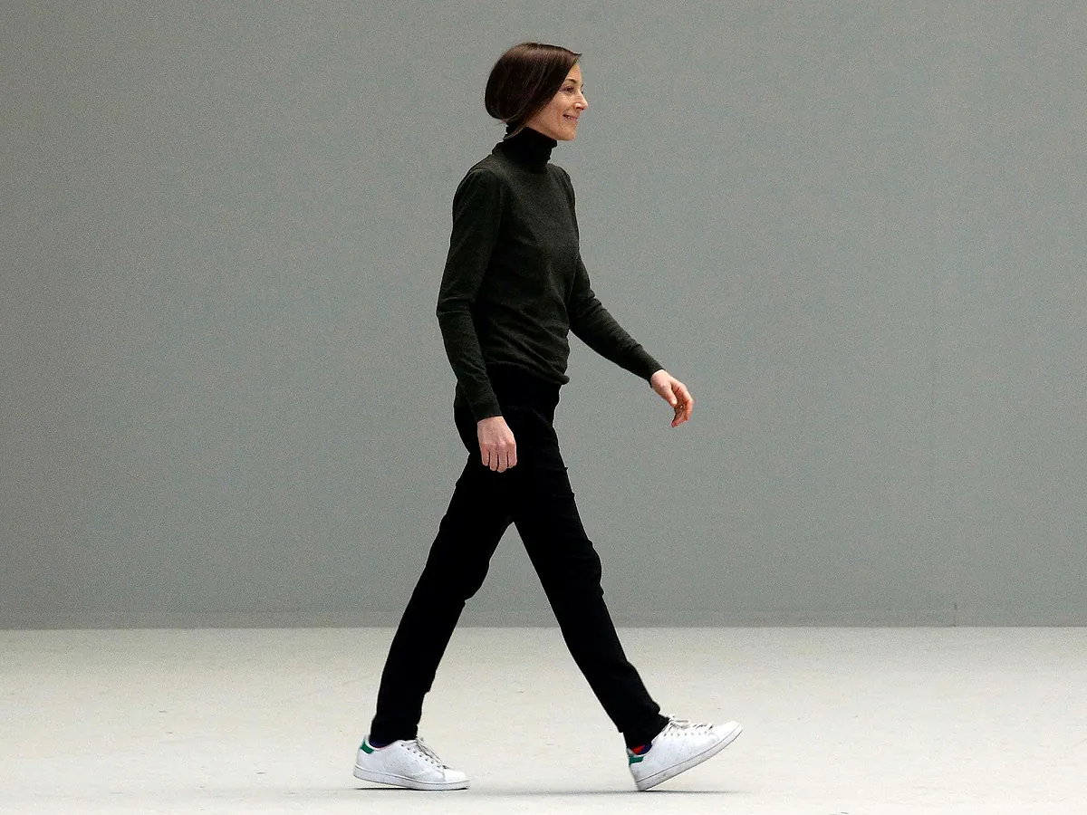 Del descuido y las prisas a gesto de moda y belleza que cambia el look: qué es el hair tuck que tanto se lleva y ya conquistó a Phoebe Philo y a las hermanas Olsen