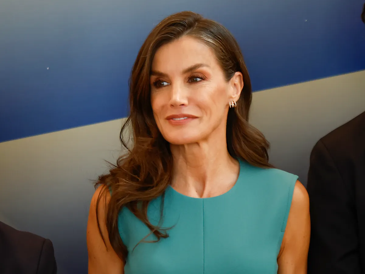 La Reina Letizia le pone color al verano con un vestido ceñido aguamarina y ritmo con su melena ondulada