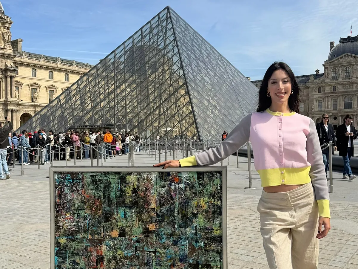 Elena Olmos, la joven artista española que conquistó el Louvre: "Cada vez que alguien me compra una obra, está comprando mi libertad de ser artista"