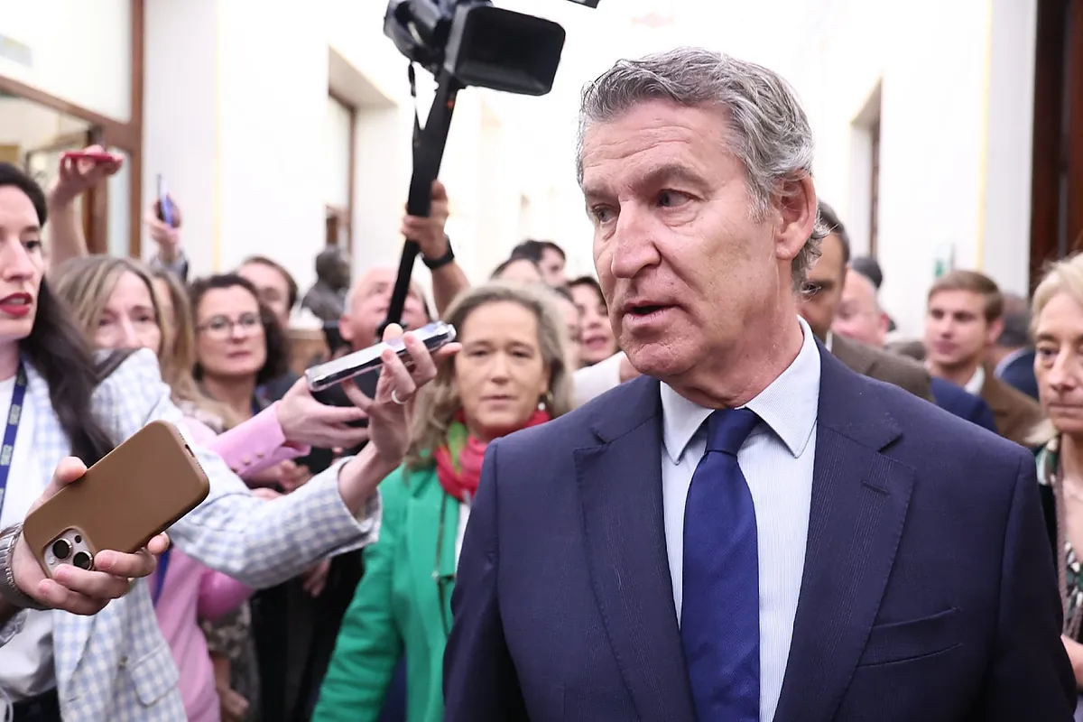 Feijóo critica la "inmigración a granel" e insiste en que se podrán acoger personas con antecedentes