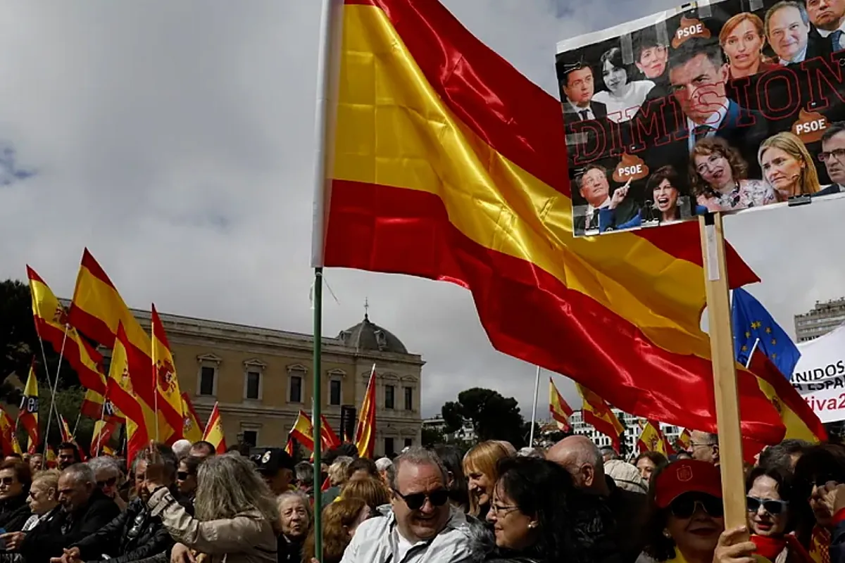 Miles de manifestantes piden la dimisión de Sánchez en Madrid | España