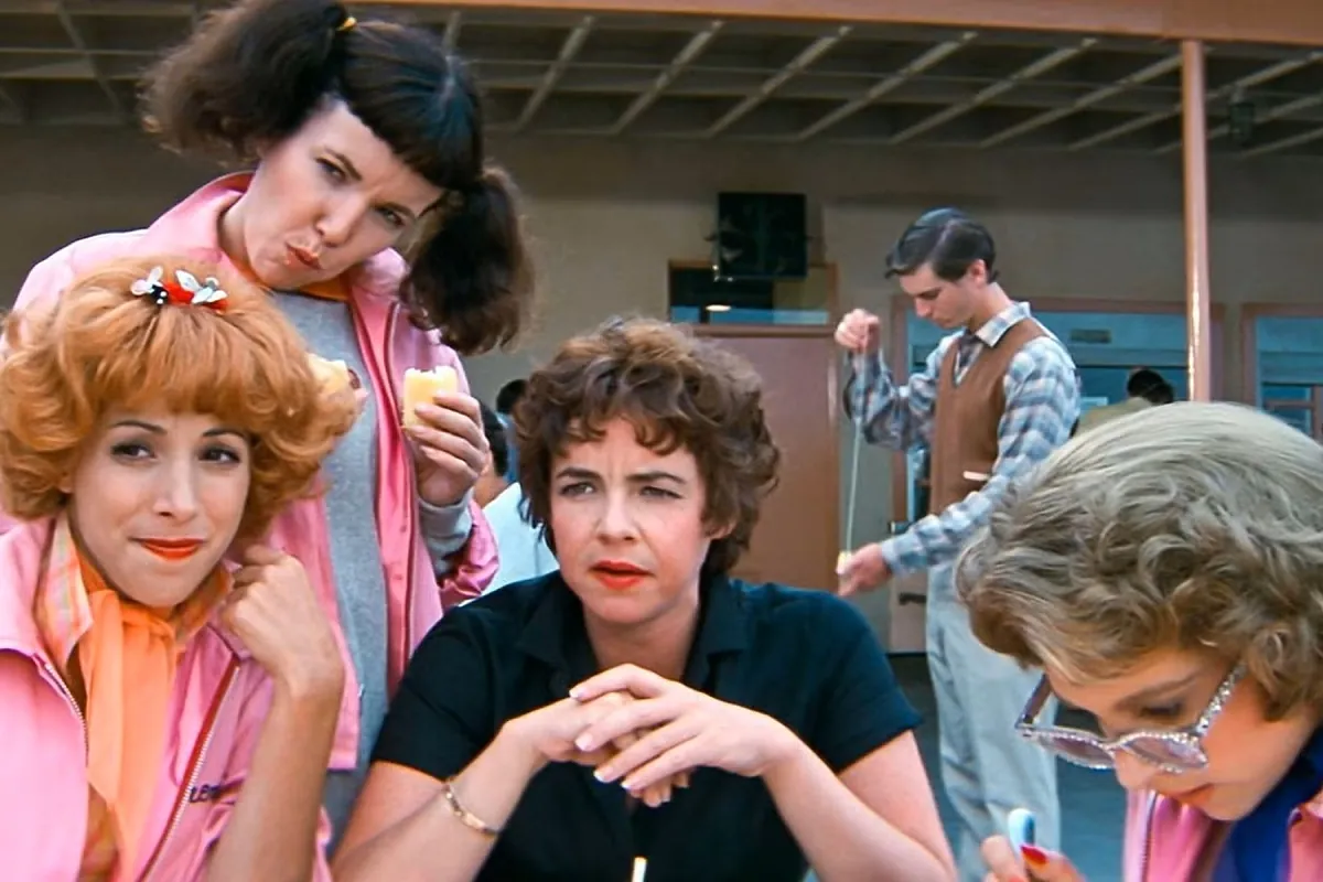 Así son y así viven hoy las Pink Ladies de Grease: la divertida campaña publicitaria de Frenchy que rememora una mítica escena de la película