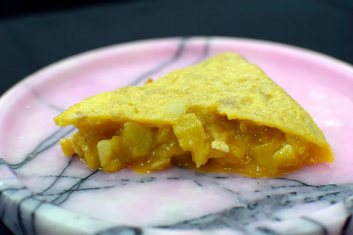 La mejor tortilla de patata de Madrid de 2026 se hace en un restaurante del barrio de las Letras abierto hace solo cuatro meses