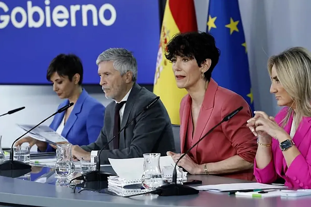 Elma Saiz acusa al PP de boicotear la regularización de inmigrantes: "Están solos y desdibujados"