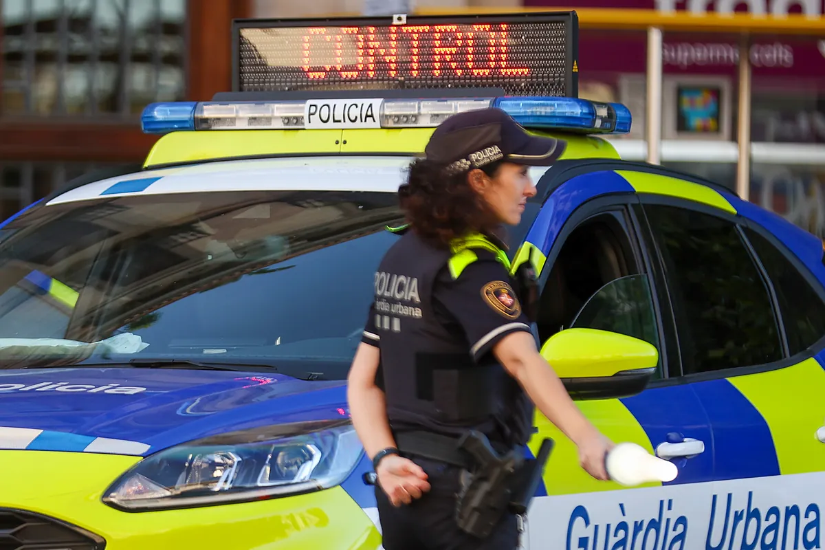 La Guardia Urbana de Barcelona detiene a un hompre por apuñalar a otro este mediodía en la Rambla del Raval y busca a un tercer implicado