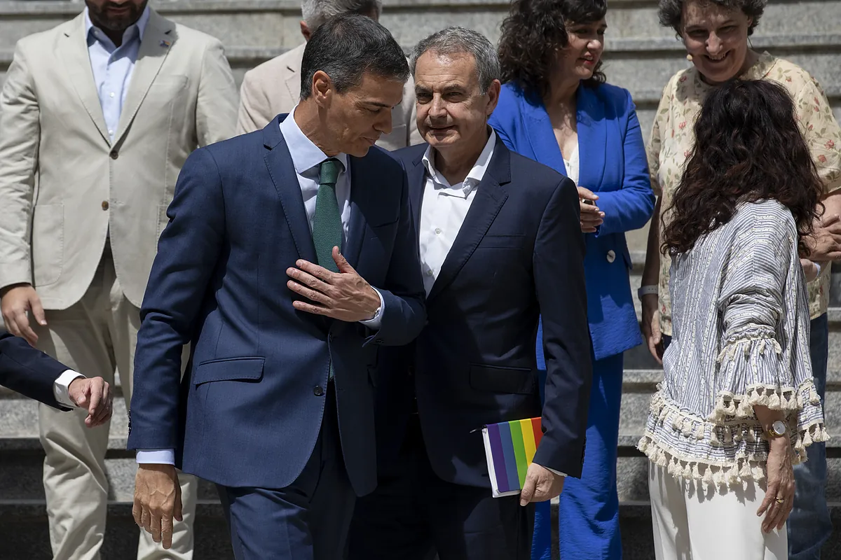 Zapatero se echa el PSOE a las espaldas en sus horas más bajas tras haber acuñado el apodo "Súper Santos Cerdán" | España