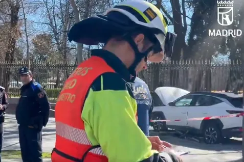 Un accidente múltiple junto a la Puerta de Alcalá deja siete heridos tras invadir un coche la acera y chocar contra un árbol