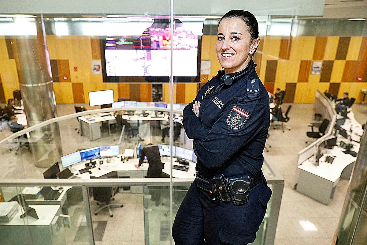 La voz que salva vidas guiando a los agentes de la Policía Nacional desde la sala del 091, premiada el 8-M