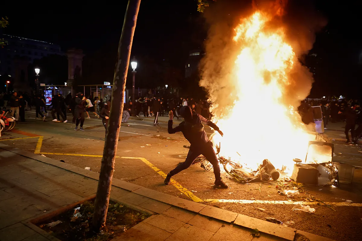 Youth protest in central Barcelona turns violent, shops close