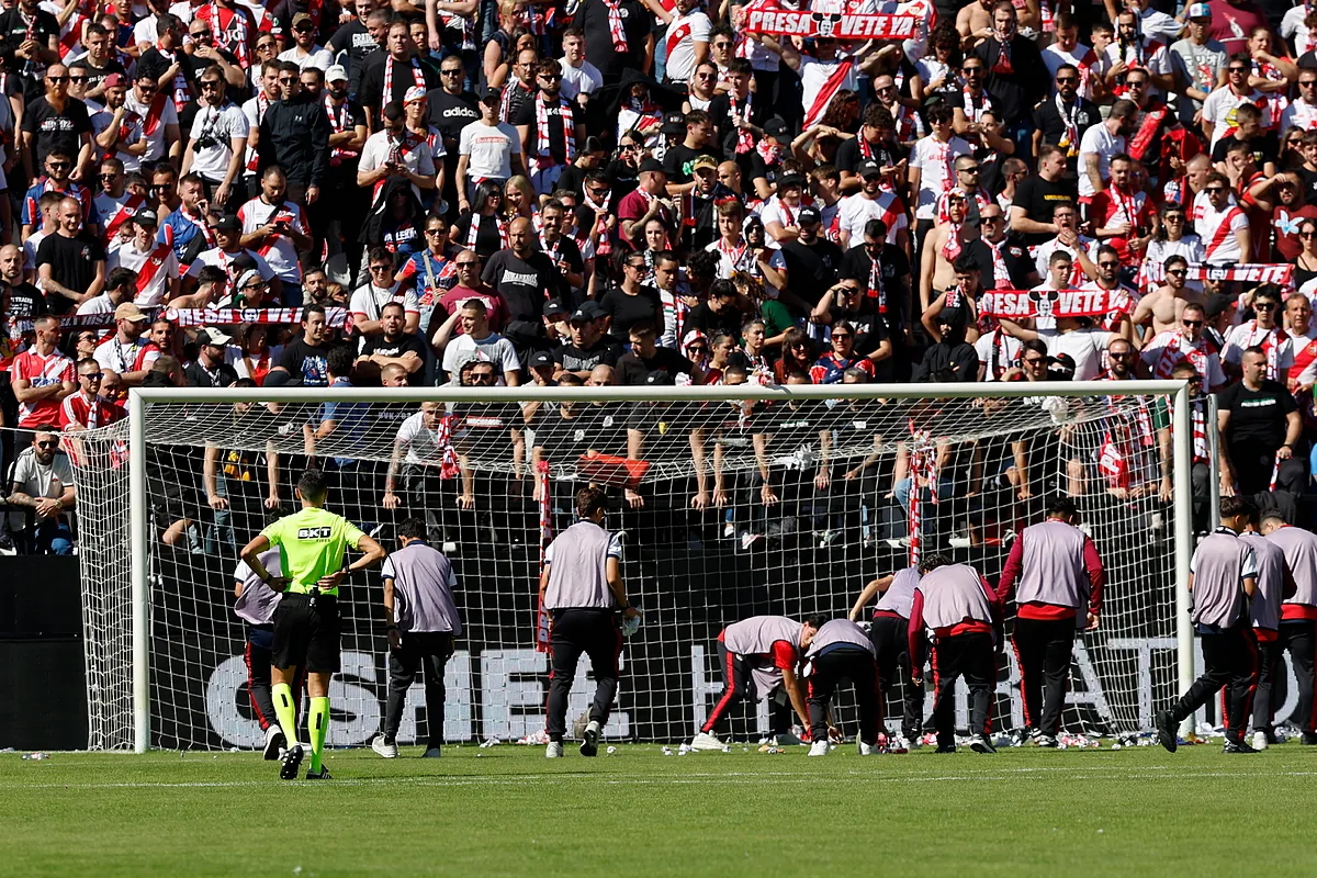 La metáfora de los aviones de papel que provocaron el suspendo del partido del Rayo Vallecano: "La lucha seguirá hasta el final"