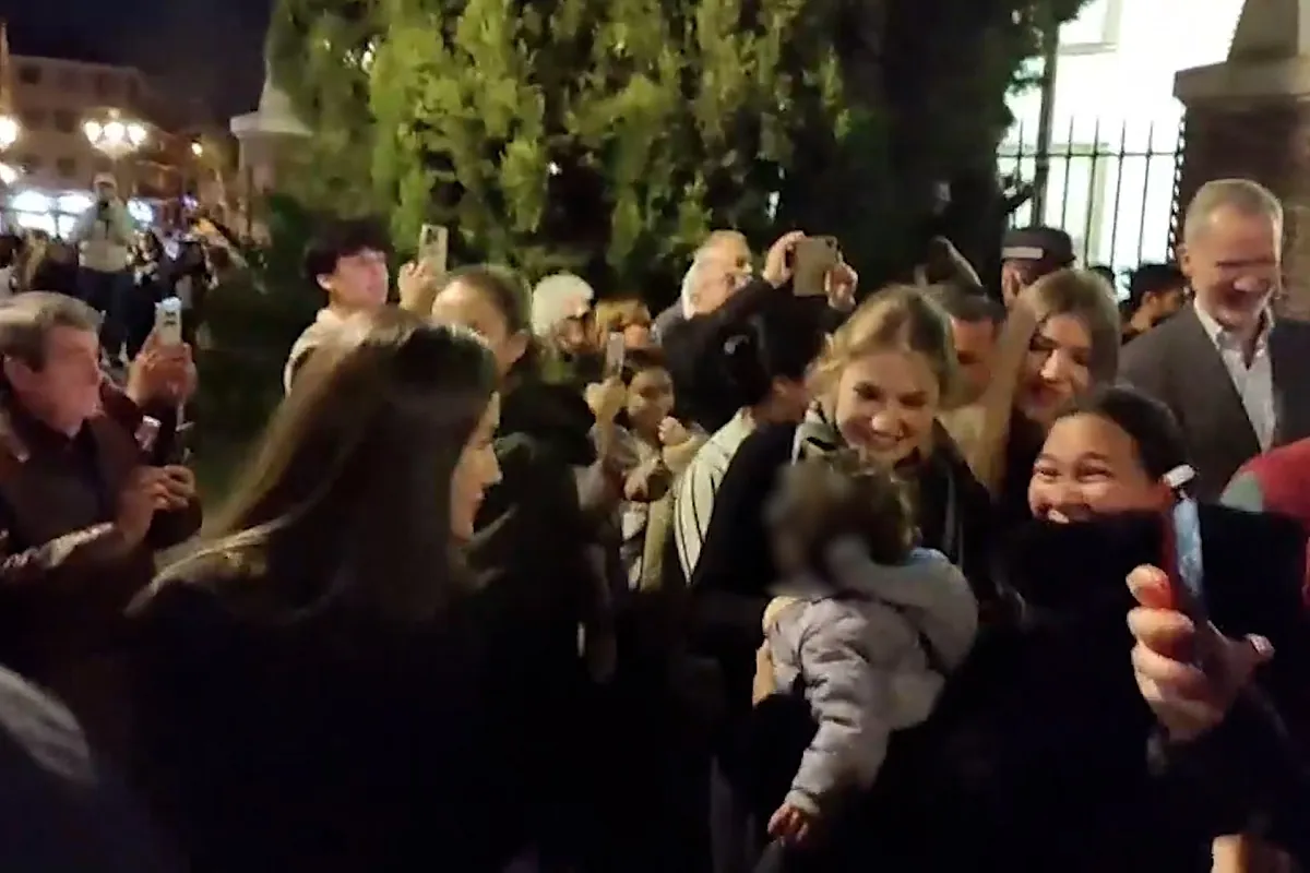 Los Reyes y sus hijas Leonor y Sofía sorprenden a los vecinos de Carabanchel acudiendo a la procesión del Silencio