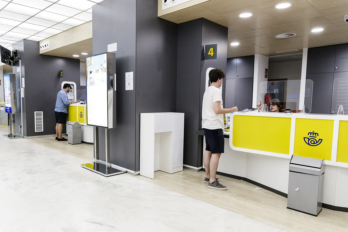 Correos teme el colapso de sus oficinas hacia el verano por la regularización de inmigrantes, que debía arrancar el 1 de abril