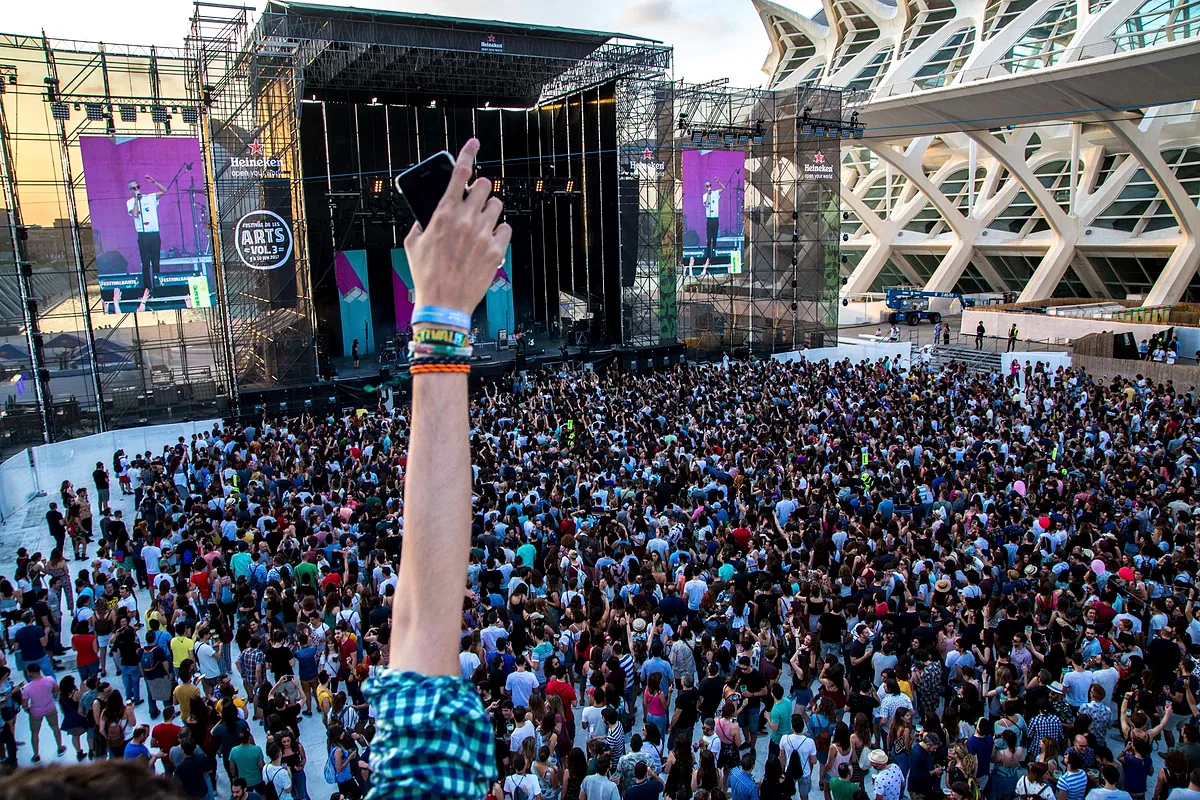 La alcaldesa de Valencia se pone al lado de los vecinos que denunciaron el ruido de los festivales: "Vamos a velar por el derecho al descanso"