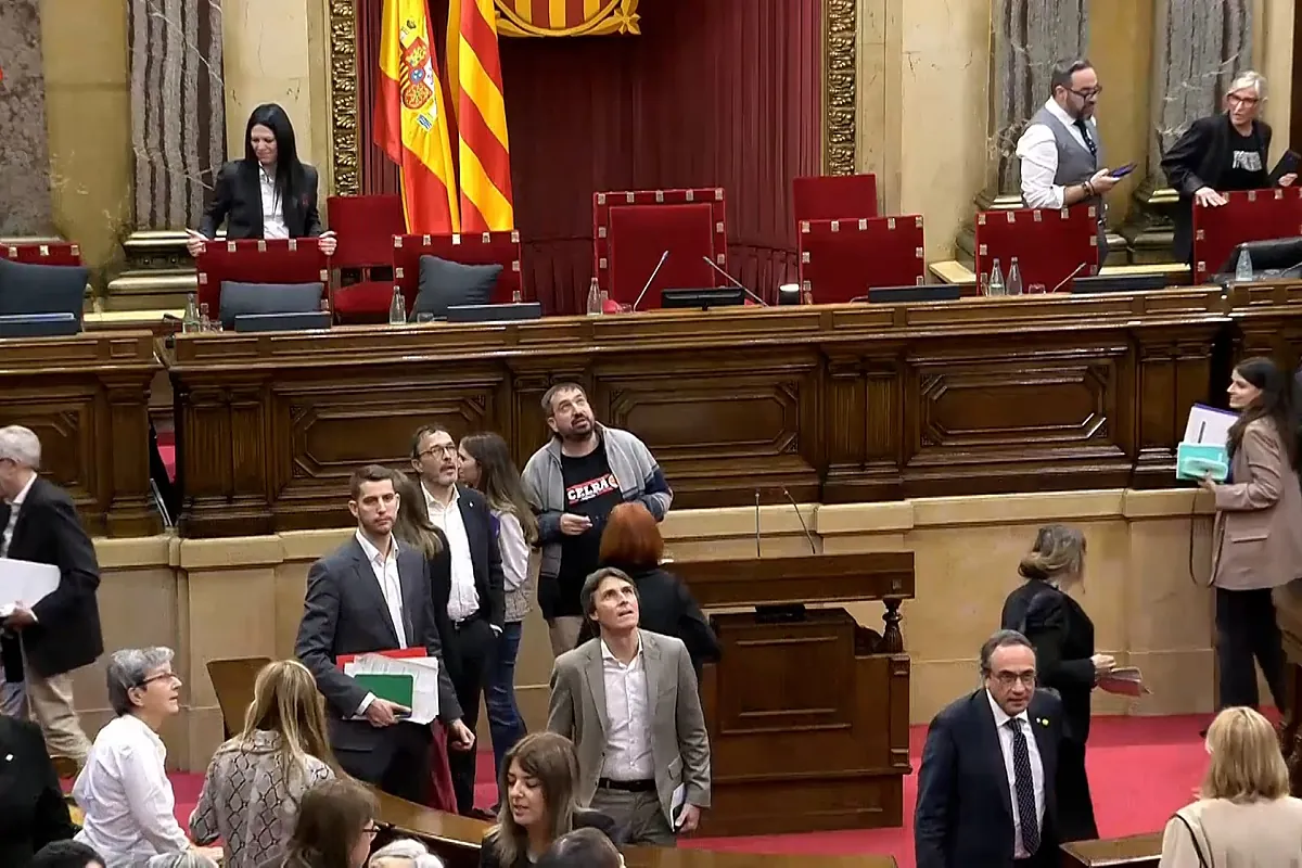 Suspendido el pleno del Parlament "por seguridad": "¿Qué se ha caído?"