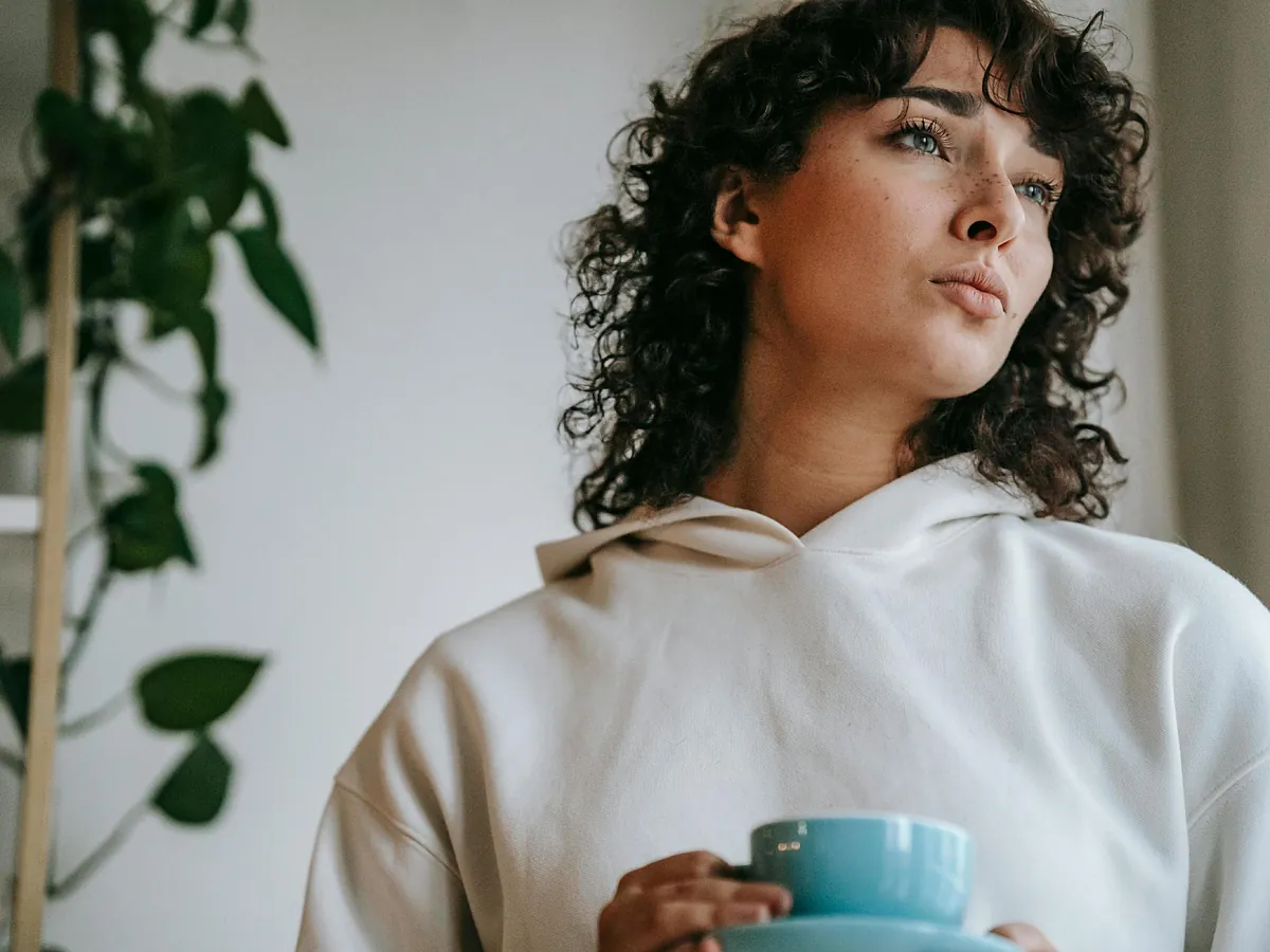 Los 6 cortes de pelo rizado a capas que están triunfando en 2026