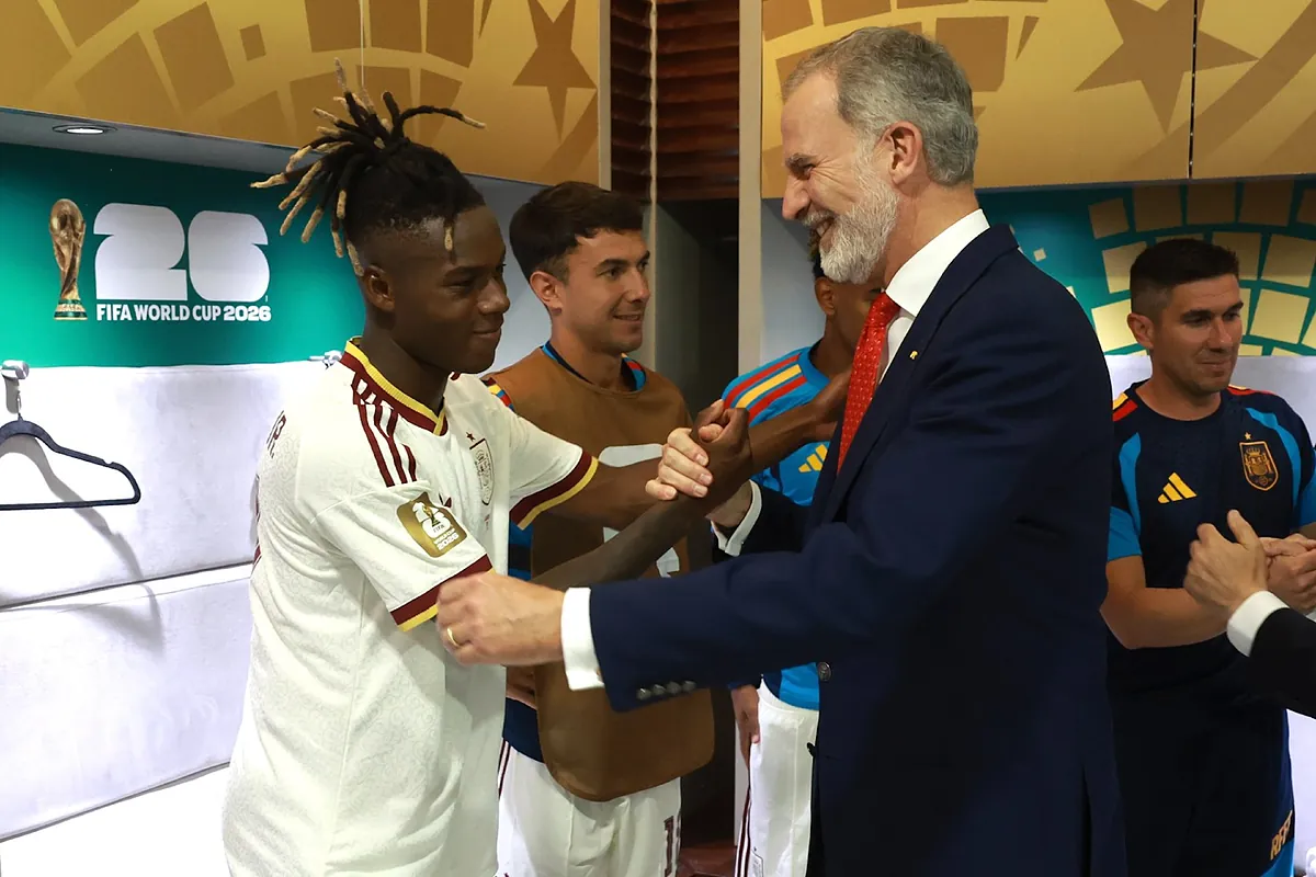 Felipe VI celebra con la selección española el triunfo frente a Uruguay en el vestuario: "Menudo partido, ha sido leñero"