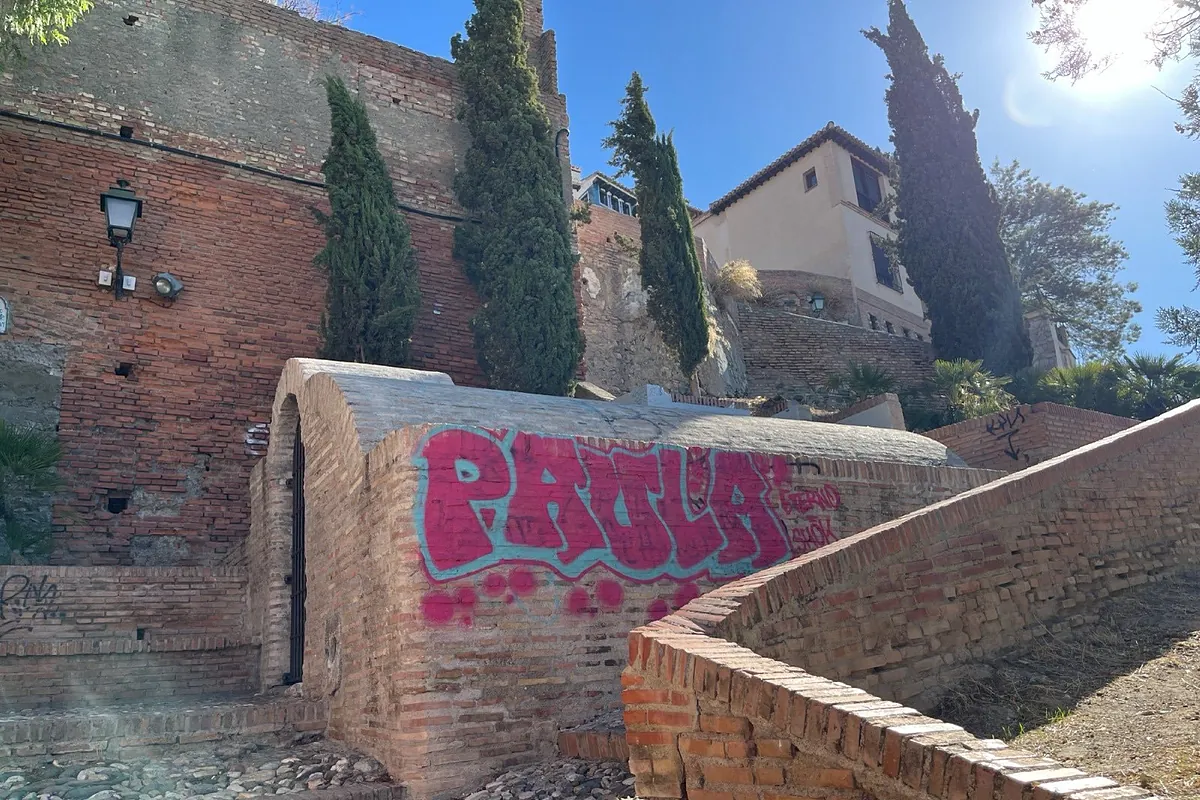 Denuncian a un turista por una pintada en el Aljibe del Zenete de Granada, del siglo XVI