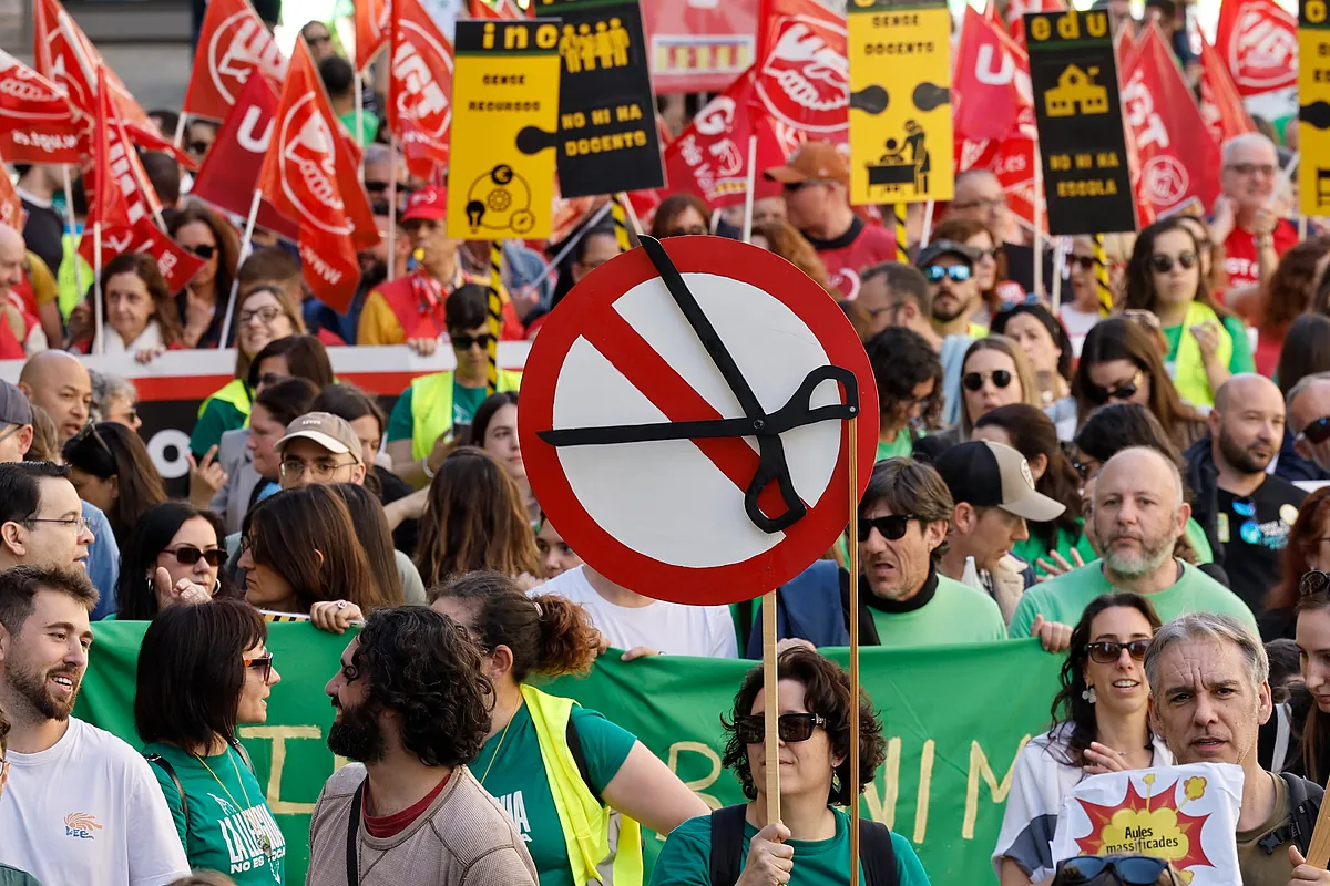 Miles de profesores toman las calles por una educación pública, de calidad y en valenciano