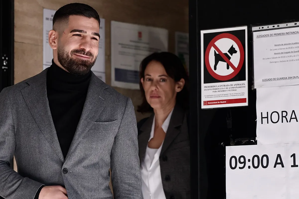 Topuria sale sonriente del juzgado tras la polémica denuncia por malos tratos de su ex pareja