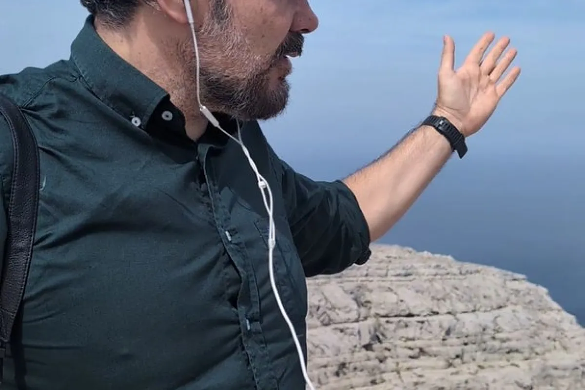 Un periodista de EL MUNDO viaja al Estrecho de Ormuz: "Desde este lado puedes sentir la guerra"