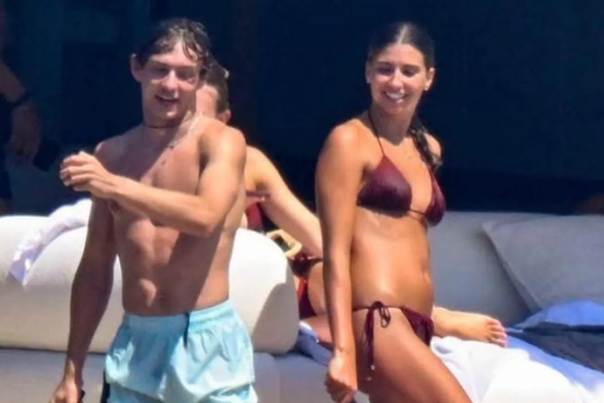 Kimi Antonelli, en la playa con una "chica misteriosa"