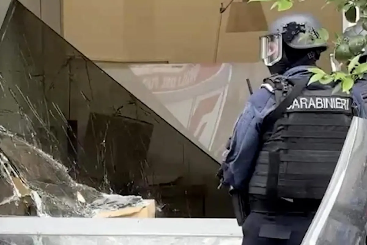 Un atraco de película en Nápoles con 25 rehenes termina con los asaltantes huídos