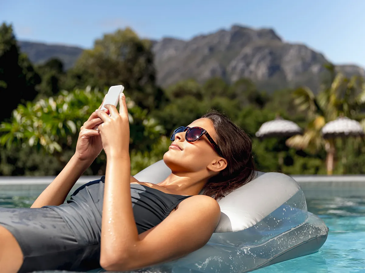 Activar las apps de contactos, la posición estratégica de la toalla o los paseos al kiosko: manual piscinero de ligoteo para este verano