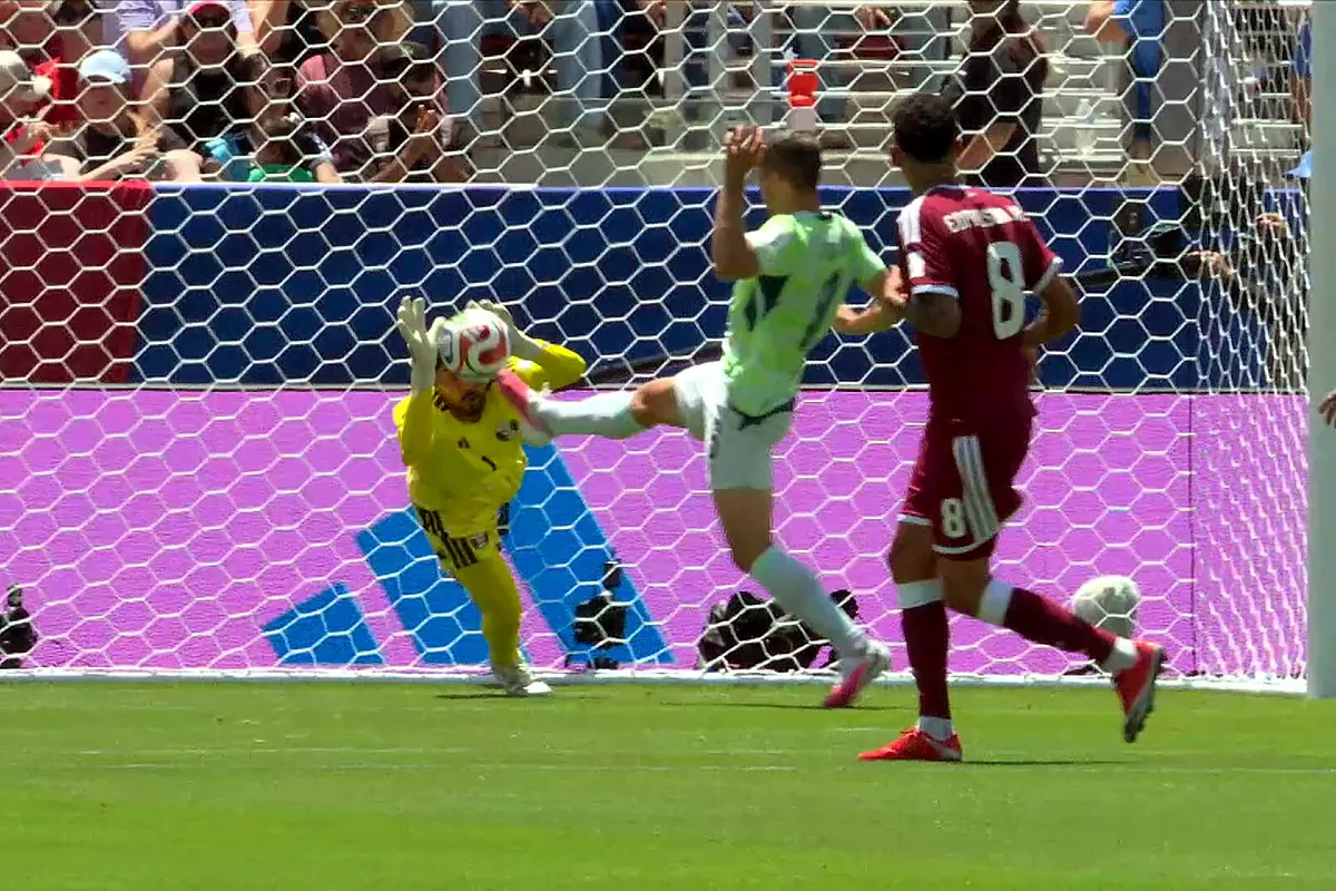El cabezazo histórico de Boualem Khoukhi con el que suma puntos en el Qatar 1-1 Suiza del Mundial 2026