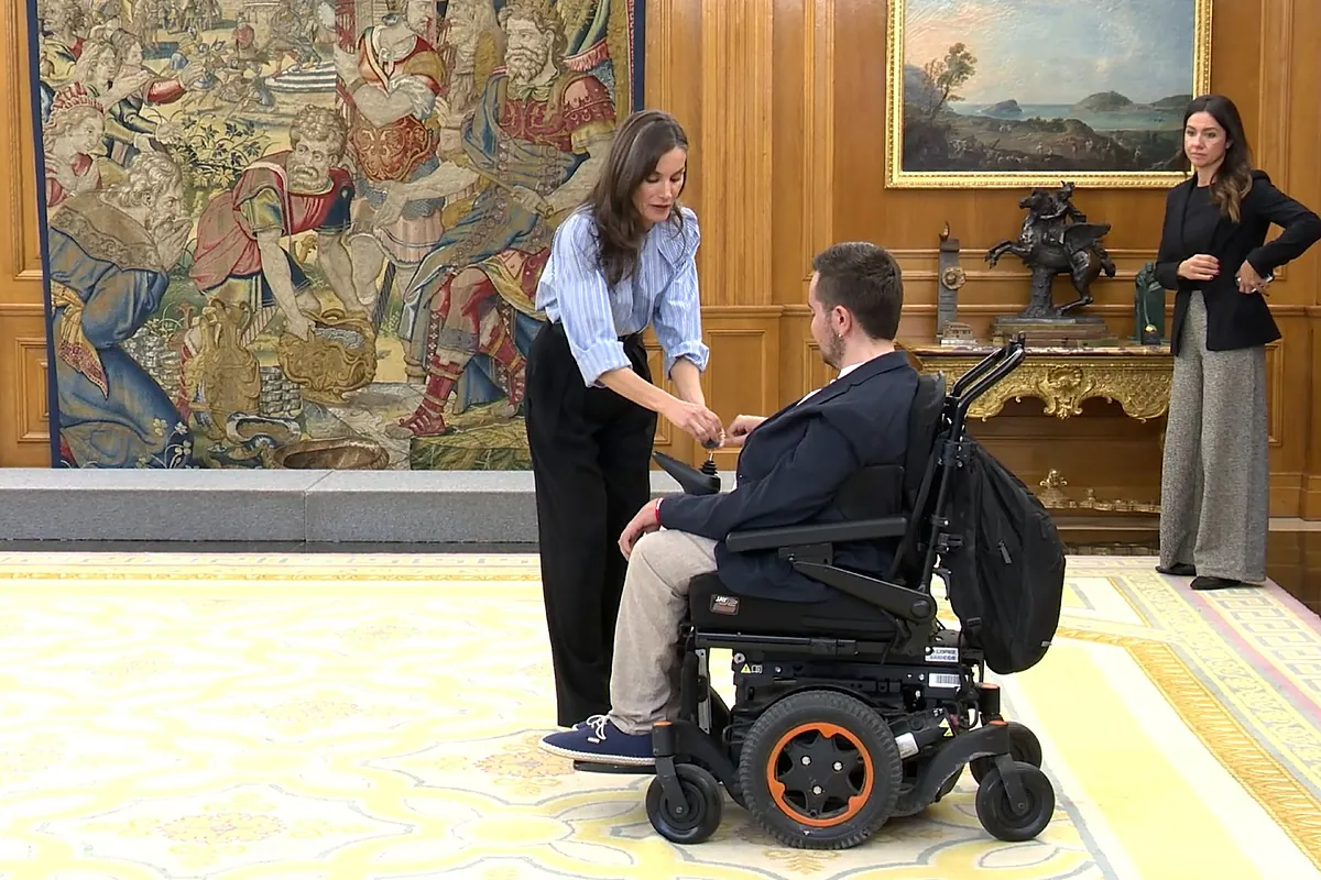 El divertido momento de la reina Letizia durante una audiencia en Zarzuela: "Me he quedado con el joystick"