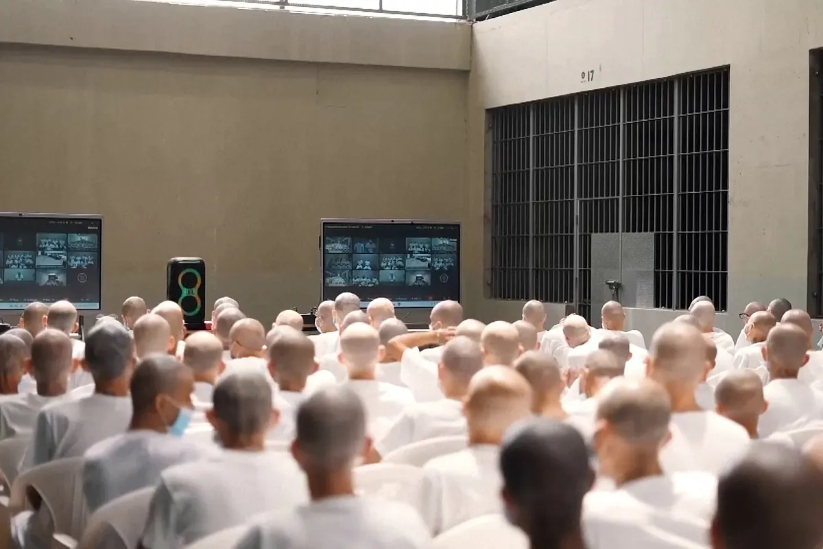 Juicio de récord en El Salvador: casi 500 presos juzgados a la vez por más de 47.000 delitos