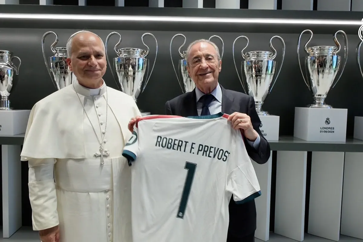 Así recibió Florentino al papa León XIV en el Bernabéu, con camiseta del Madrid incluida