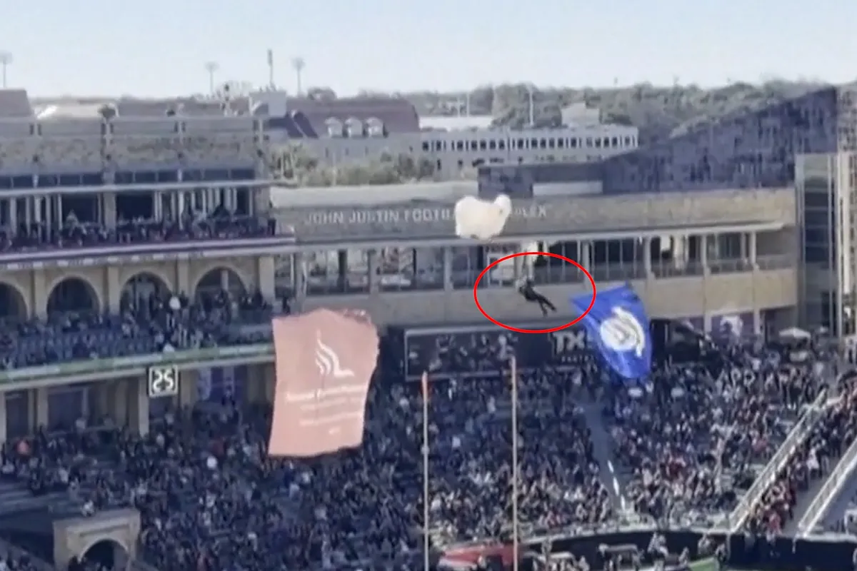 Un paracaidista cae a un estadio lleno de gente tras perder el control en Texas (EEUU)