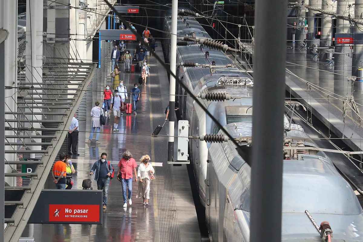 Una avería en Alcalá de Henarés provoca limitaciones de velocidad en varios trenes, con retrasos de 50 minutos en el AVE Barcelona-Madrid