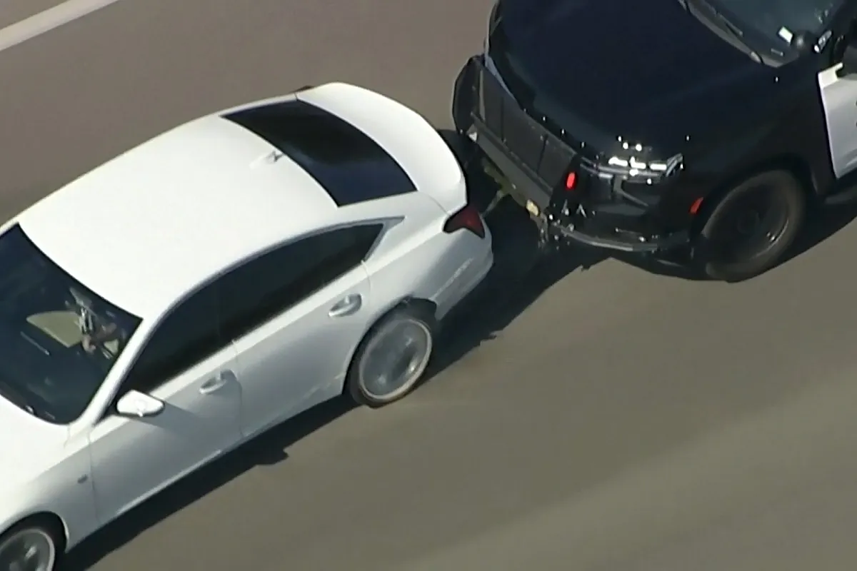 Espectacular final de persecución con un coche policía equipado con un artilugio inesperado