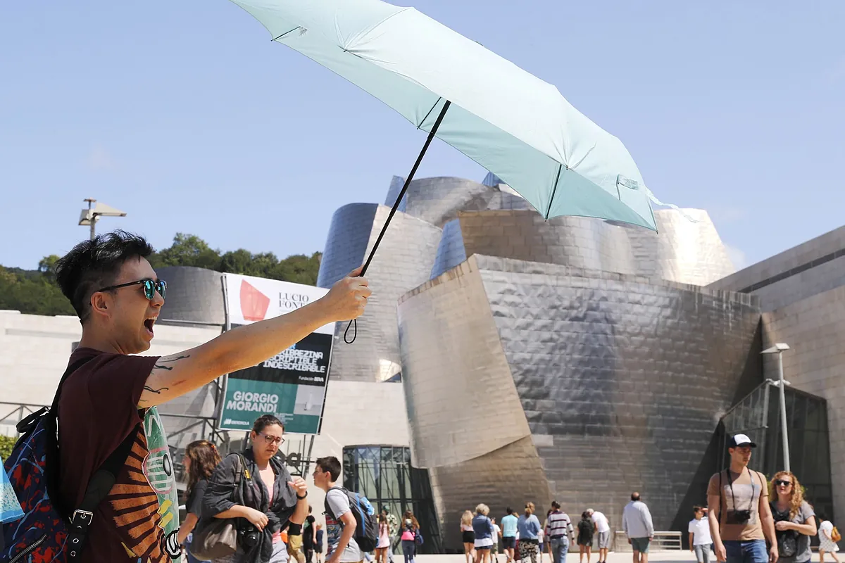 Lunes de verano con hasta 30 grados en Galicia, Bilbao y Sevilla, pero una borrasca repartirá lluvias desde mañana