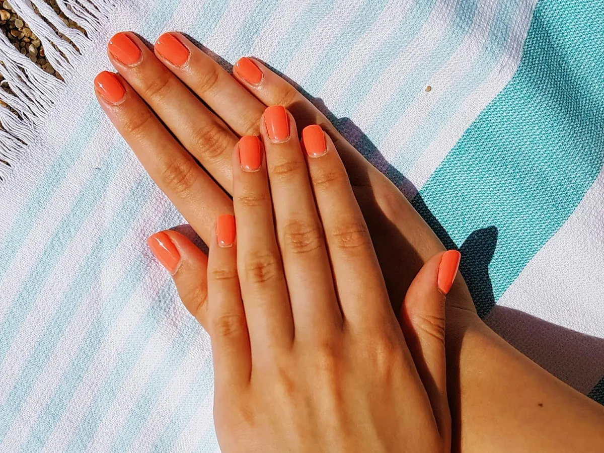 Los 10 colores de uñas que realzan la piel bronceada y que son tendencia ahora con el buen tiempo