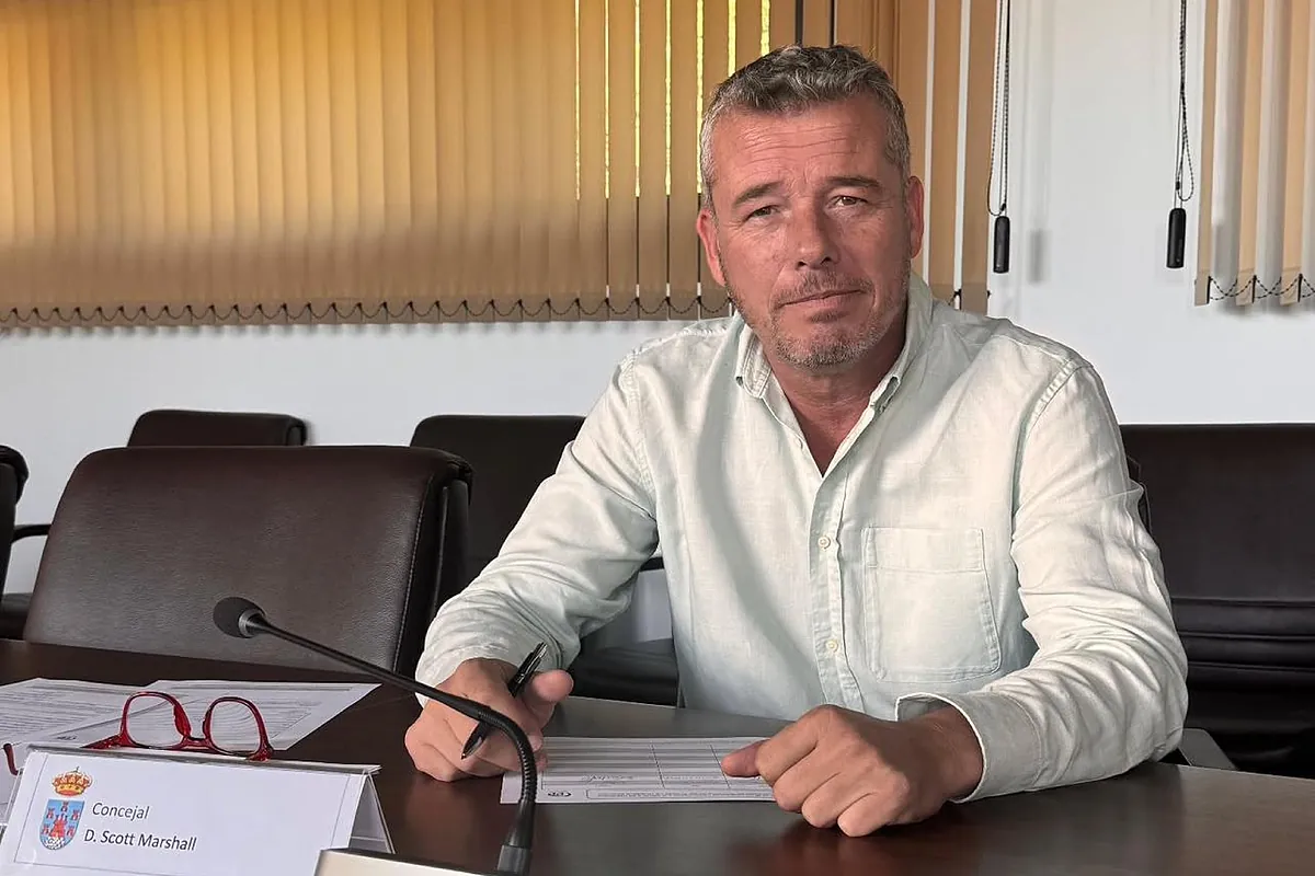 La paradoja de Scott: Nacido, residente, casado y padre en España, pero el Gobierno no ve "arraigo" para darle la nacionalidad