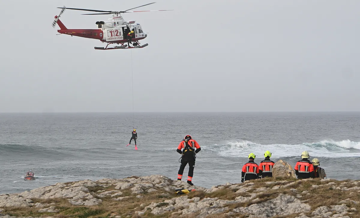 Mueren cinco personas al derrumbarse una pasarela en la playa de El Bocal en Santander