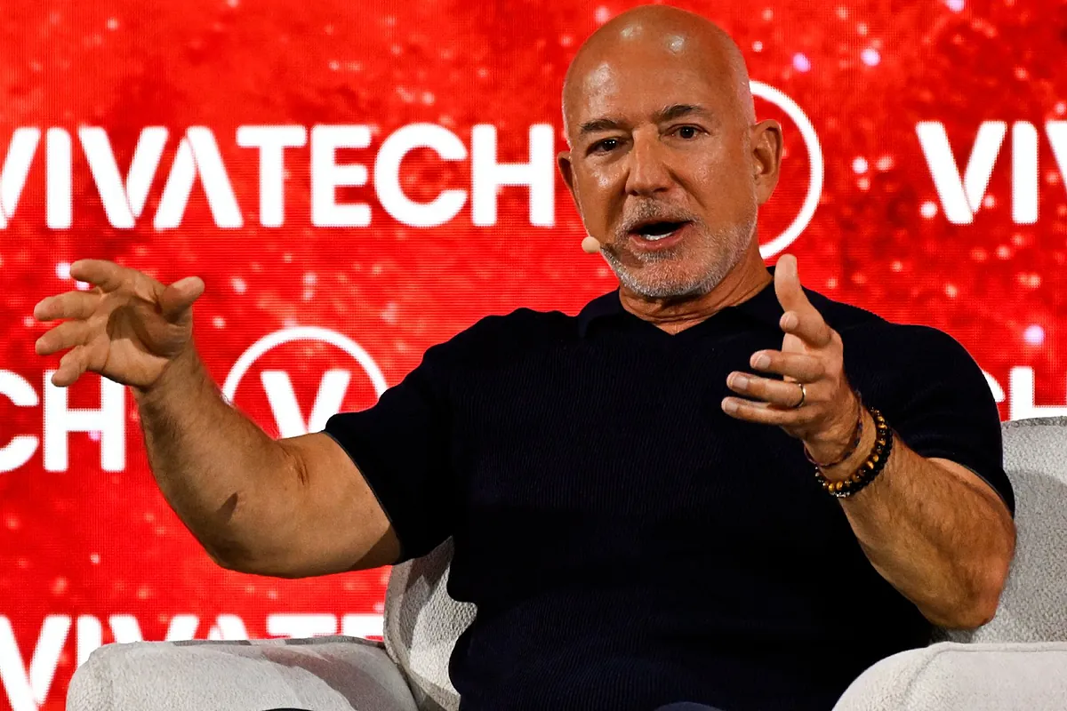 Jeff Bezos niega que la IA destruya puestos trabajo: "Al contrario, va a generar escasez de mano de obra"