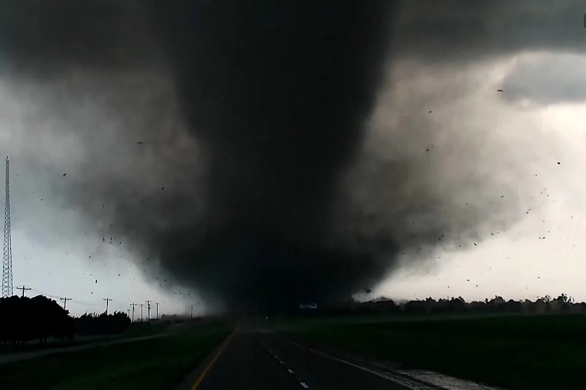 Un impresionante tornado arrasa Oklahoma