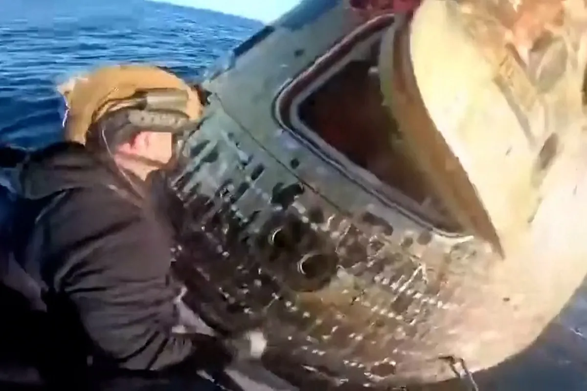 Nuevo vídeo de buzos rescatando a los astronautas de Artemis 2 tras el amerizaje