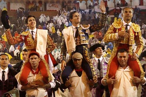 Tarde redonda en Manizales con Luis Bol�var, Daniel Luque y Marco P�rez a hombros