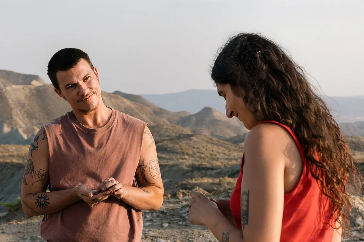Iván & Hadoum: Romeo y Julieta bajo los plásticos de Almería y desde la experiencia trans (***)